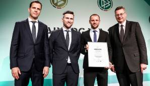 Sebastian Dreier (2.v.r) posiert mit seiner Fußballlehrer-Lizenz neben Oliver Bierhoff (l.), Chefausbilder Daniel Niedzkowski (2.v.l) und dem damaligen DFB-Präsident Reinhard Grindel (r.).