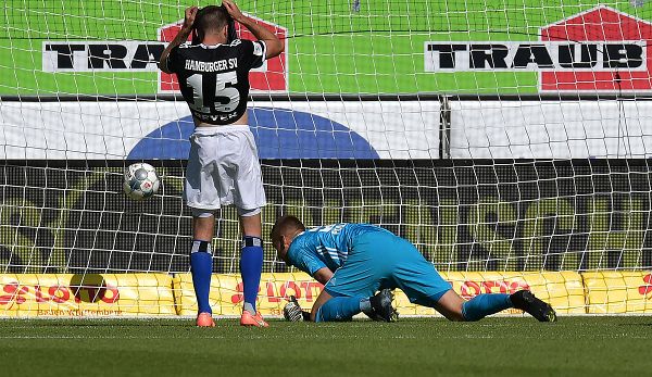 Das war's: Heidenheim hat in der fünften Minute der Nachspielzeit gegen den HSV das 2:1 erzielt, Jordan Beyer (li.) und Julian Pollersbeck schämen sich.