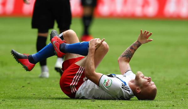 Der Niederländer Rick van Drongelen verletzte sich in der Zweitligapartie des HSV gegen Sandhausen schwer am linken Knie.