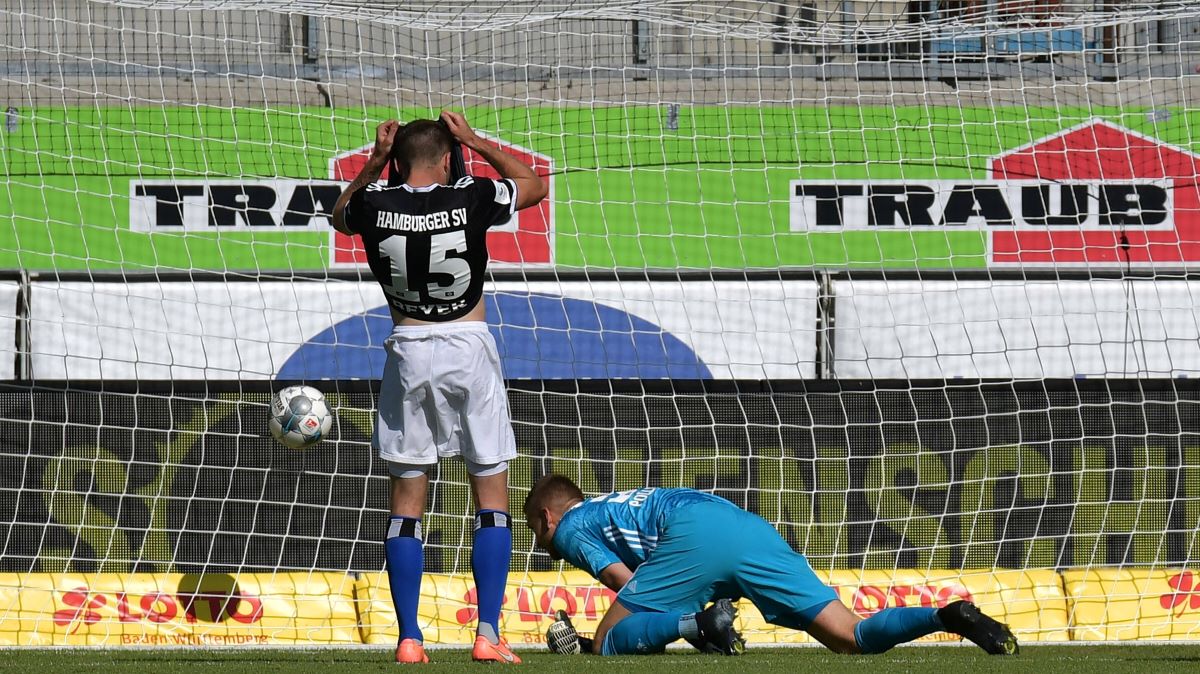 Das war's: Heidenheim hat in der fünften Minute der Nachspielzeit gegen den HSV das 2:1 erzielt, Jordan Beyer (li.) und Julian Pollersbeck schämen sich.
