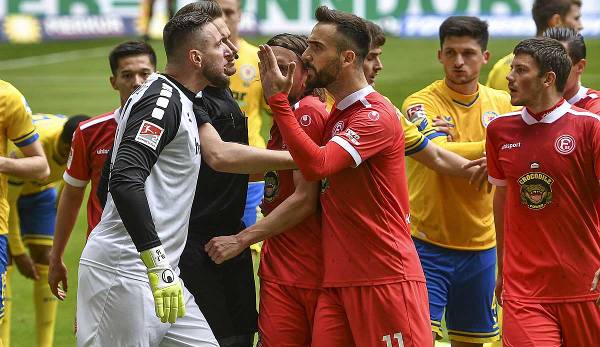 Emotionen pur: Eintracht braunschweig steckt im Abstiegskampf und Fortuna Düsseldorf will in die Bundesliga aufsteigen.
