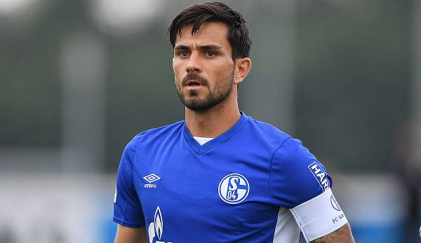 Danny Latza: Für den Kapitän fing sein Schalke-Comeback gut an. Seine Ablage per Kopf auf Terodde (5.) führte beinahe zum 1:0. Nach 15 Minuten verletzte sich Latza am rechten Knie. Nach 32 Minuten war dann Schluss. Note: 3,5.