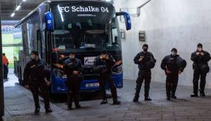 Polizisten bewachen den Mannschaftsbus der Schalker in Rostock.