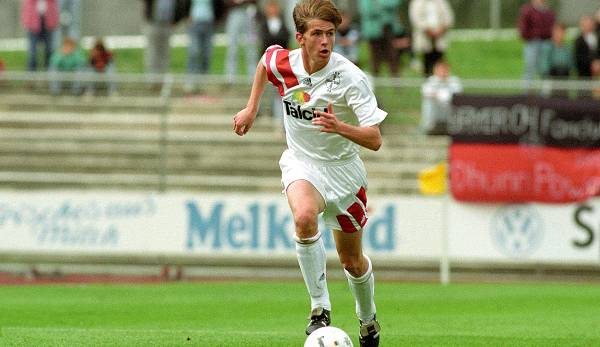 Ralf Becker 1993 im Trikot von Bayer 04 Leverkusen beim Spiel gegen den VfL Wolfsburg.