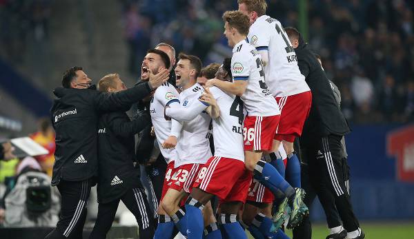 Die HSV-Spieler feiern das 2:0 gegen Karlsruhe durch einen direkt verwandelten Freistoß von Mario Vuskovic.