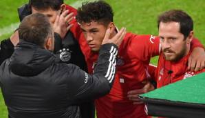 Bayern-Trainer Hansi Flick tröstet den verletzten Armindo Sieb.