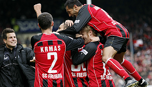 Die Spieler des SC Freiburg freuen sich über einen wichtigen Sieg im Aufstiegsrennen