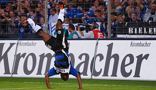 Chris Katongo feiert seinen Führungstreffer für Bielefeld zum 1:0 mit einem Flickflack