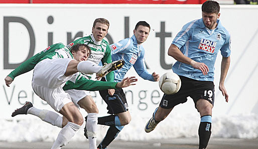 Fürths Stephan Fürstner (l.) kämpft um den Ball. Ganz rechts ist Ghvinianidze zur Stelle