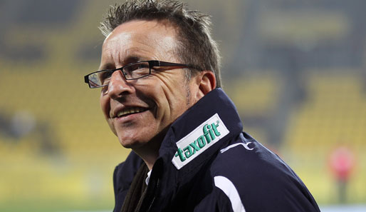Trainer Norbert Meier freut sich über den Sieg der Düsseldorfer gegen die SpVgg Greuther Fürth