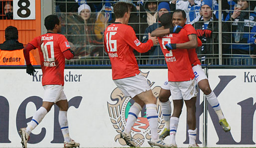 Herthas Ronny (r.) in den Armen von Adrian Ramos: Die Berliner feiern das 1:0 gegen Bielefeld