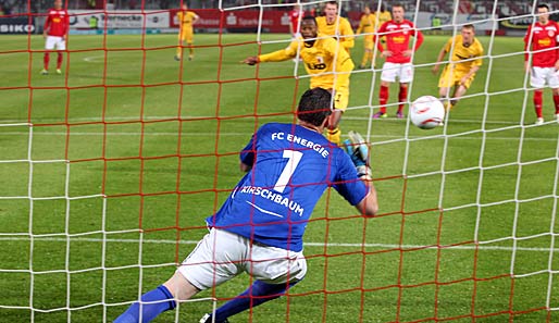 Nando Rafael brachte den FC Augsburg in Cottbus per Elfmeter in Führung