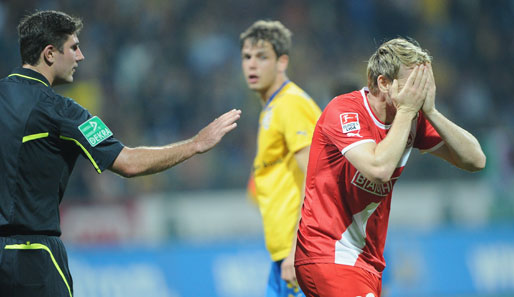 Sascha Rösler (r.) von Fortuna Düsseldorf ist entsetzt nach dem Elfmeterpfiff des Schiedsrichters