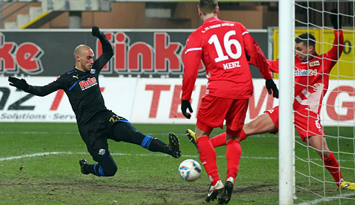 Daniel Brückner (l.) drückt den Ball zum 2:1-Treffer für Paderborn über die Linie