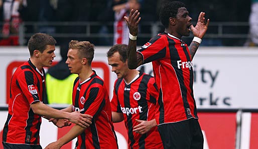 "Ja, ich war's!" Mo Idrissou (r.) erzielte die frühe Führung für die Eintracht gegen Bochum