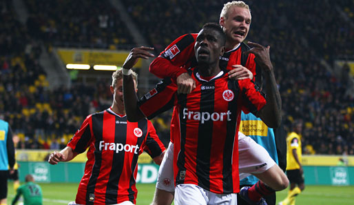 Der Doppeltorschütze der Eintracht aus Frankfurt, Mohamadou Idrissou, lässt sich feiern
