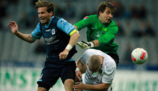 Benjamin Lauth (l.) und der TSV 1860 mussten sich zu Hause gegen Aue mit einem Punkt begnügen