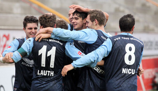 Die Spieler des TSV 1860 München bejubeln den Auswärtssieg in Sandhausen