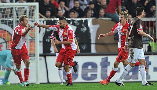 Torsten Mattuschka (M.)erzielte gegen St. Pauli je einen, Simon Terrode /2.v.r.) zwei Treffer