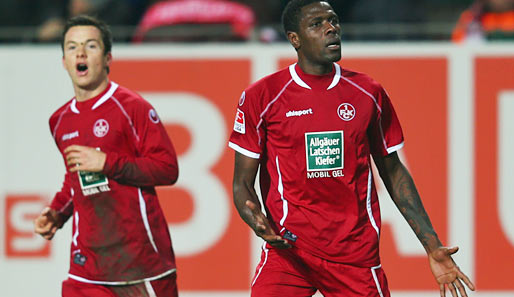 Lauterns Mo Idrissou (r.) erzielte gegen Paderborn sein 15. Saisontor