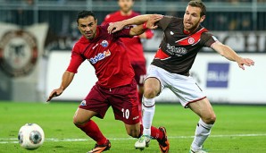 Mahir Saglik (l.) und der SC Paderborn behielten beim FC St. Pauli die Oberhand