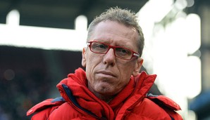 Köln-Trainer Peter Stöger konnte trotz des geretteten Unentschieden in Aue nicht zufrieden sein
