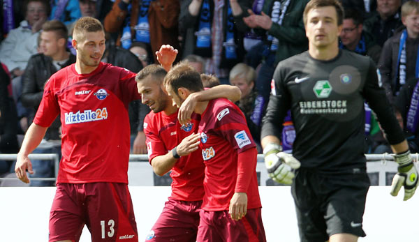 Die Paderborner feiern das 1:0 in Aue durch Alban Meha