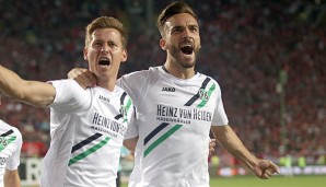 Waldemar Anton und Kenan Karaman freuen sich über den Auswärtserfolg von Hannover 96