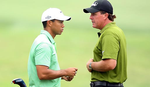 Tiger Woods (l.) und Phil Mickelson haben sich schon viele heiße Duelle geliefert