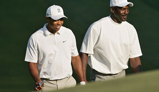 Tiger Woods (l.) verdiente mehr als Basketball-Legende Michael Jordan