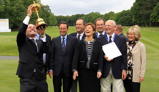 Gruppenfoto der Franzosen, nur Thomas Levet (l.) tanzt samt Ryder-Cup-Pokal aus der Reihe