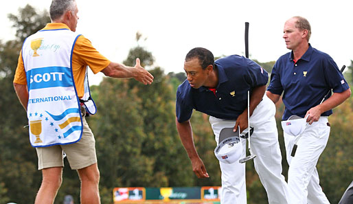 Pikante Begegnung: Tiger Woods kassierte seine epische Pleite gegen Ex-Caddie Steve Williams (l.)