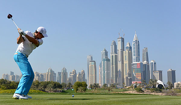 Vor dieser Kulisse schlagen die Golfstars beim Dubai Desert Classic ihre Bälle ab
