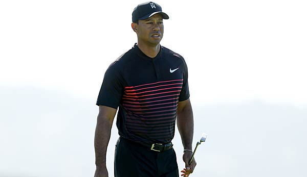Tiger Woods auf dem Golfplatz mit dem Schläger in der Hand