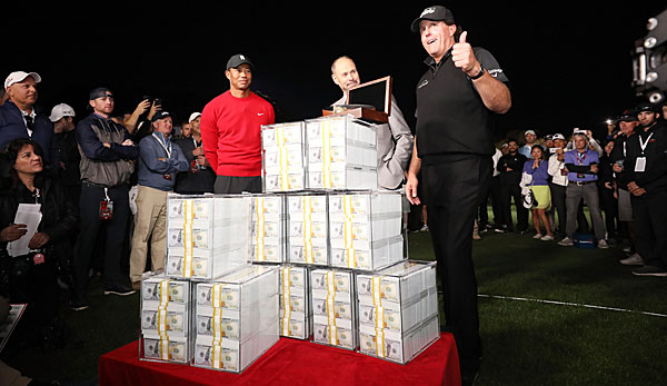 Phil Mickelson (r.) hat das Duell um neun Millionen Dollar gegen Tiger Woods gewonnen.