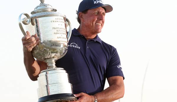 Phil Mickelson mit der Wanamaker Trophy nach seinem Triumph bei der PGA Championship 2021.