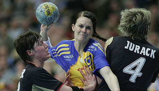 Die Schwedin Sara Eriksson (mi.) spielt seit 2008 im Rückraum des HC Leipzig
