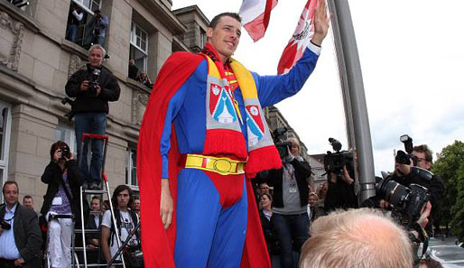Dominik Klein posierte bei der Meisterfeier im Superman-Kostüm auf dem Kieler Rathausplatz