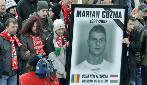 Ein Trauerzug nach dem Mord an Handballer Marian Cozma