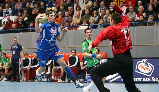 Lemgo, hierJens Bechtloff (l.), gewann den EHF-Supercup nach 2006 auch in diesem Jahr