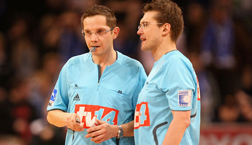 Lars Geipel (l.) und Marcus Helbig betätigen die Pfeife bei der Handball-WM in Schweden