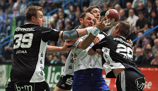 Der Kieler Filip Jicha (l.) war in Großwallstadt mit acht Toren bester Werfer der Partie