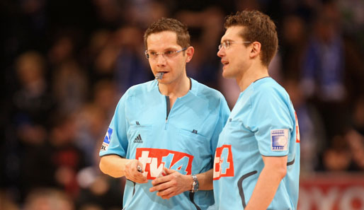 Im Blickpunkt: die Schiedsrichter in der HBL rund um Lars Geipel (l.) and Marcus Helbi