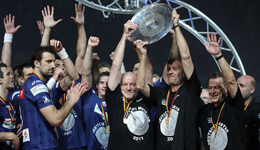 Trainer Martin Schwalb (2.v.r.) feierte mit den Spielern die erste Meisterschaft des HSV Hamburg