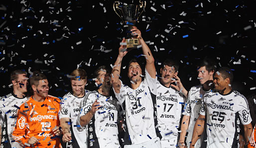 Handball-Rekordmeister THW Kiel feiert den Sieg im Supercup