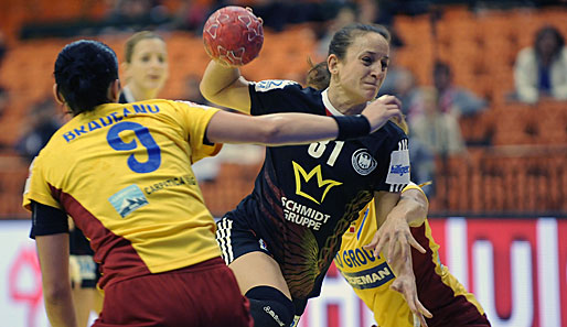 Kerstin Wohlbold (M.) bezwang mit der deutschen Nationalmannschaft Rumänien mit 25:23