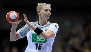 Kim Naidzinavicius im Dress der deutschen Frauen Handball-Nationalmannschaft beim Wurf