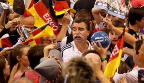 HEINER BRAND: "So wie Heiner kann das keiner", sangen die Höhner vor der WM und behielten damit Recht. Brand, bereits 1978 als Spieler Weltmeister, führte Deutschland zum Titel. Der Mann mit dem Walrossbart stieg damit zur deutschen Handball-Ikone auf.