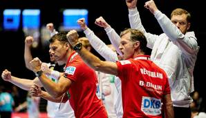 Nach dem Sieg der Deutschen Handball-Nationalmannschaft gegen die Niederlande zum Auftakt in die Handball-EM ballte die deutsche Bank um Trainer Christian Prokop die Faust.