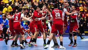 Ungarns Handballer feiern den Sieg gegen Slowenien.